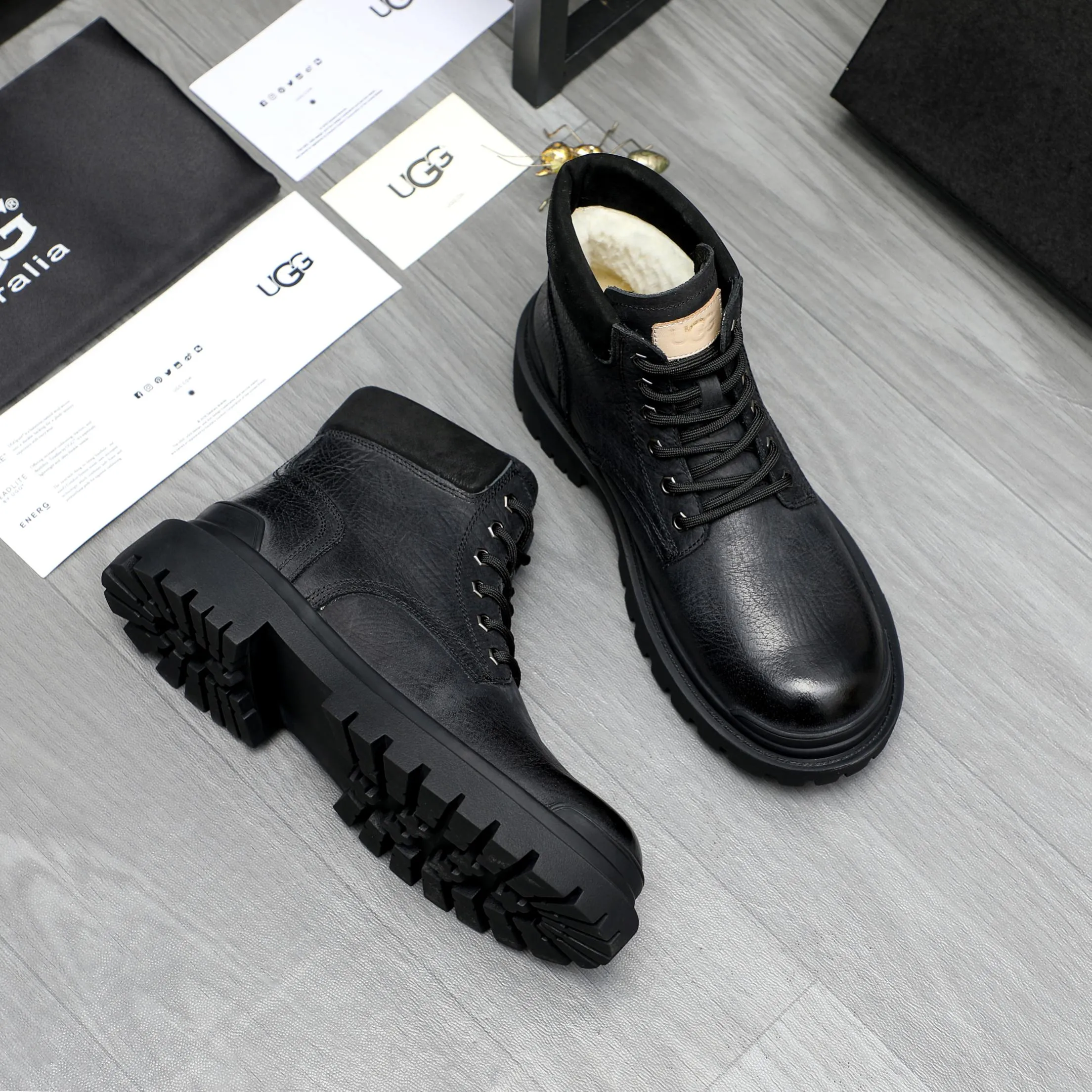 P620 Product trademark: "UGG" Gaobang men's shoes Regular size: 39-44 Product materials: Selected color-brushed cowhide upper, wool lining, original outsole